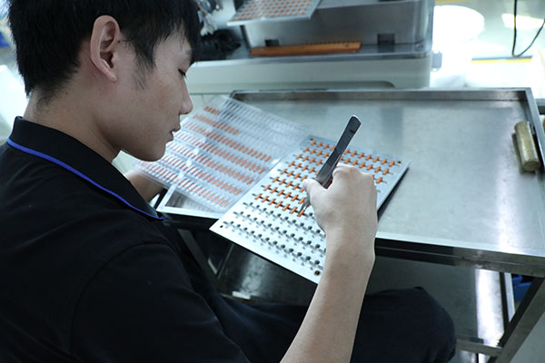 全自動點膠機(jī)廠家