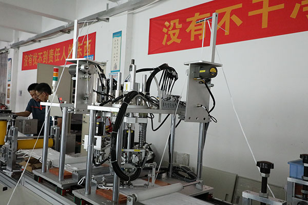 深圳四軸點膠機(jī)廠家
